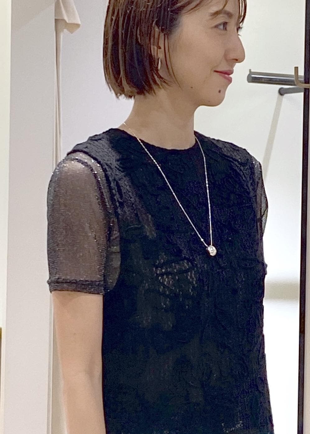 ブラック系のキャミソール、ブラック系のサンダル、ブラック系のハンドバッグを着用したレディースの夏コーディネートの4枚目の写真