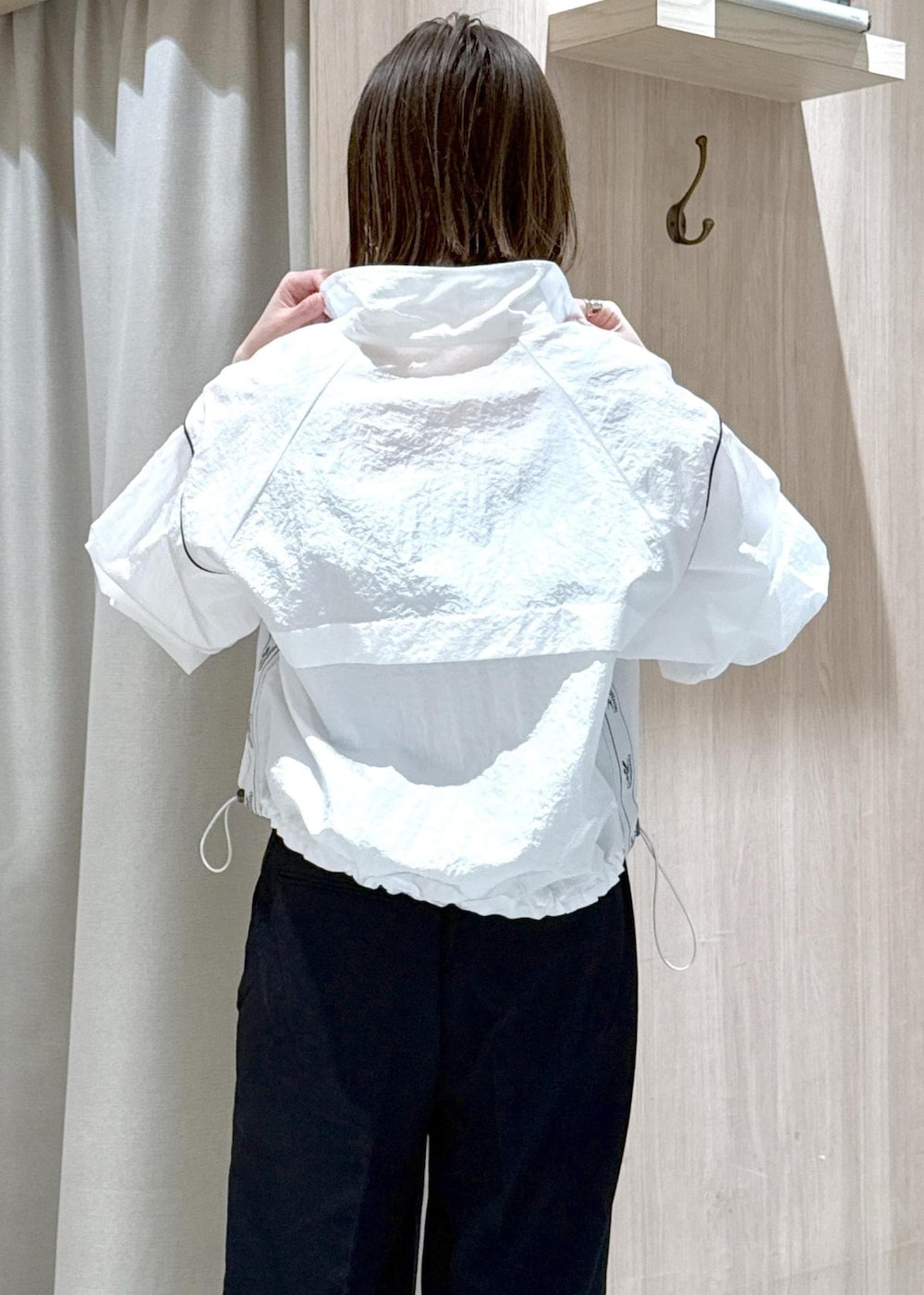 グレー系のタンクトップ、ブラック系のサンダル、ブラック系のスラックスを着用したレディースの春コーディネートの8枚目の写真