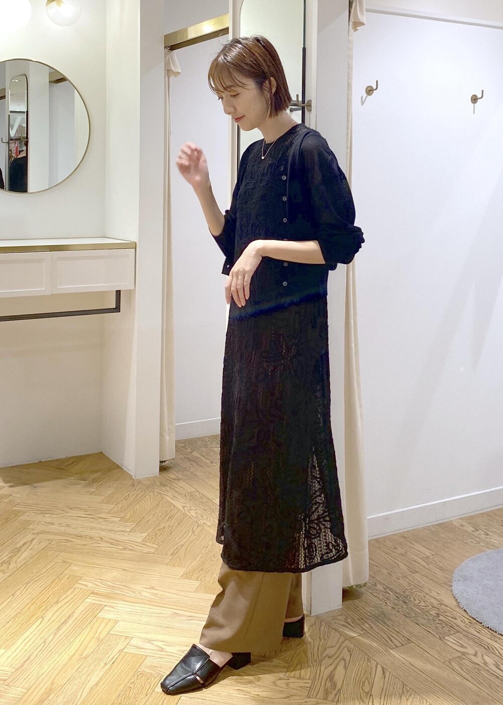 ブラック系のキャミソール、ブラック系のサンダル、ブラック系のワンピースを着用したレディースの夏コーディネートの7枚目の写真