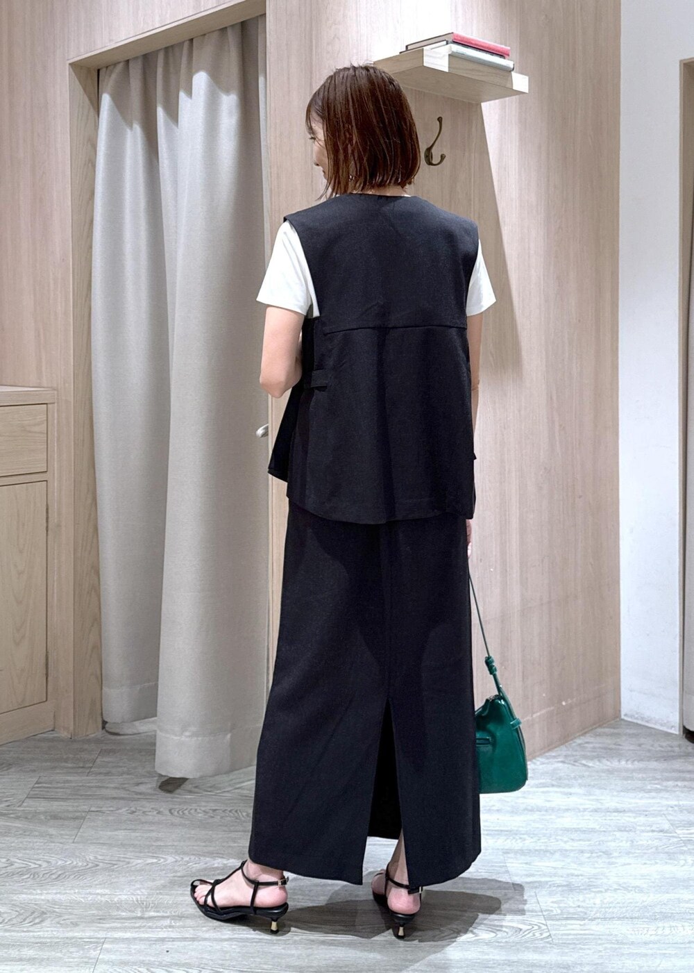 ブラック系のサンダル、グレー系のスカート、ホワイト系のTシャツ/カットソーを着用したレディースの夏コーディネートの5枚目の写真