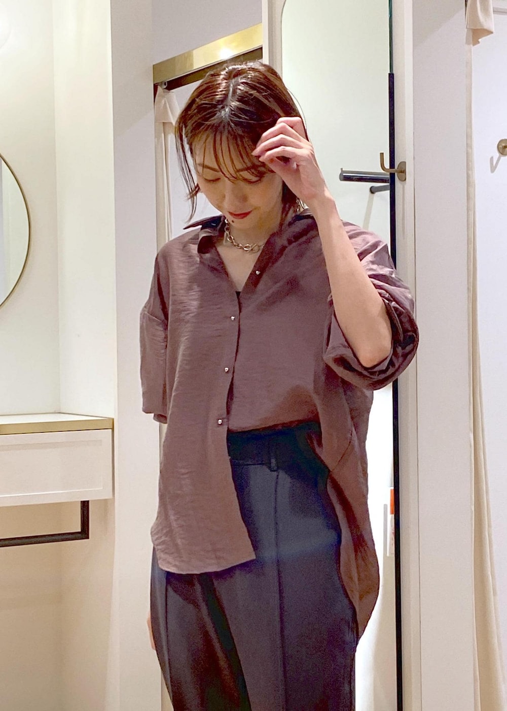 ブラック系のキャミソール、ブラウン系のシャツ/ブラウス、ブラック系のサンダルを着用したレディースの秋コーディネートの8枚目の写真