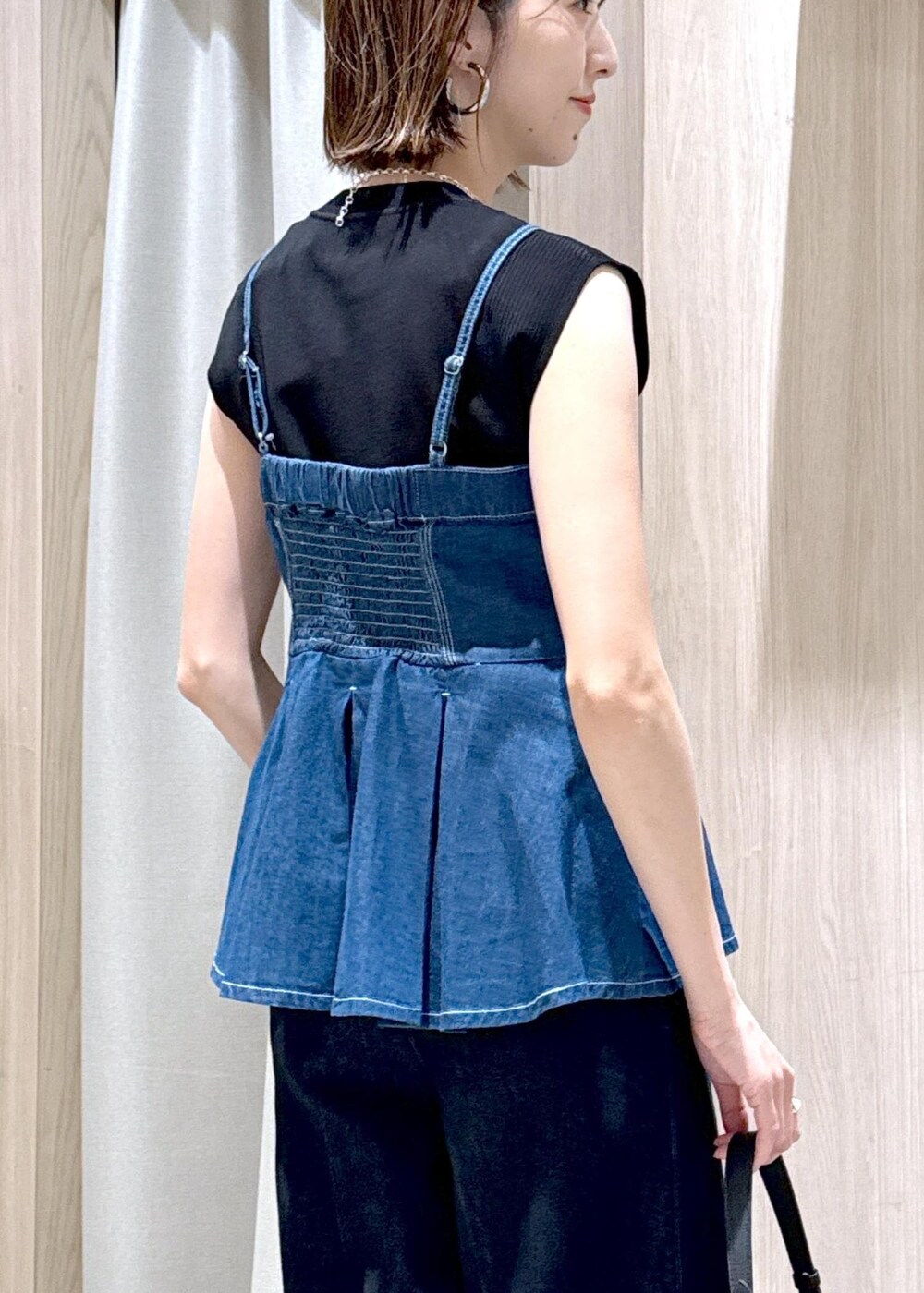 ブラック系のサンダル、ブルー系のキャミソール、ブラック系のニット/セーターを着用したレディースの春コーディネートの8枚目の写真