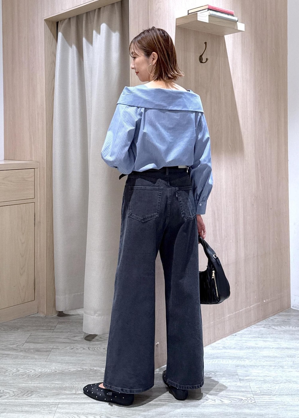 ブラック系のキャミソール、ブルー系のシャツ/ブラウス、グレー系のデニムパンツを着用したレディースの秋コーディネートの3枚目の写真