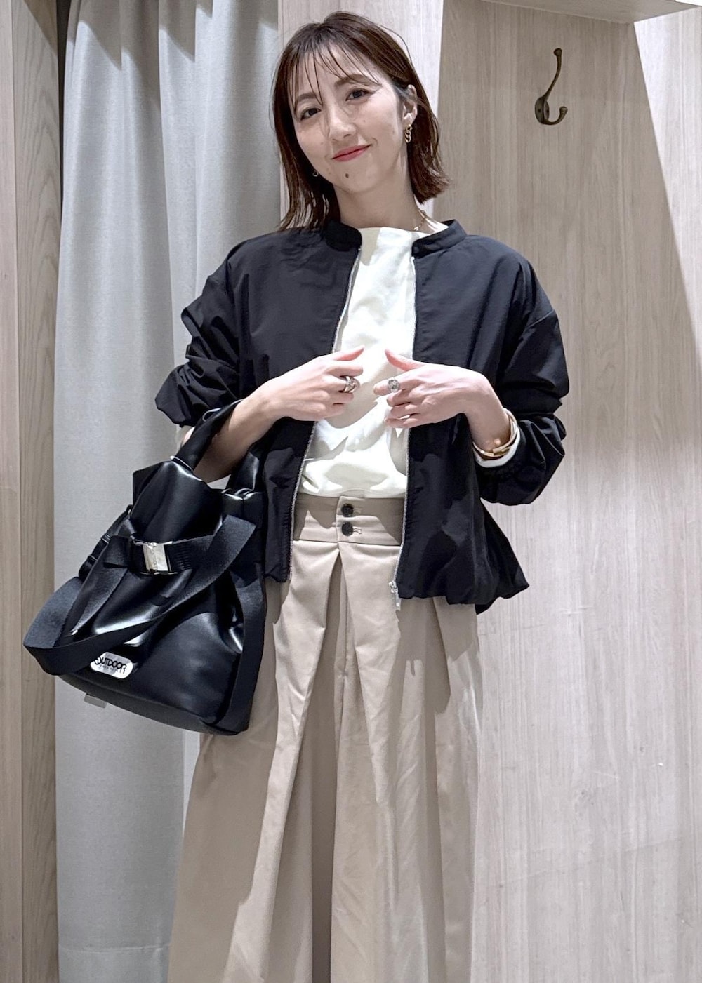 ブラック系のパンプス、ブラック系のトートバッグ、ベージュ系のその他パンツを着用したレディースの冬コーディネートの10枚目の写真