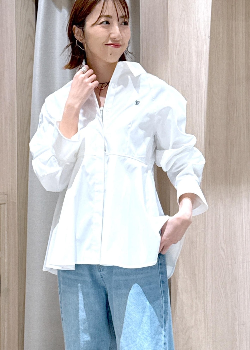 ブラウン系のパンプス、ホワイト系のシャツ/ブラウス、ブルー系のデニムパンツを着用したレディースの春コーディネートの8枚目の写真