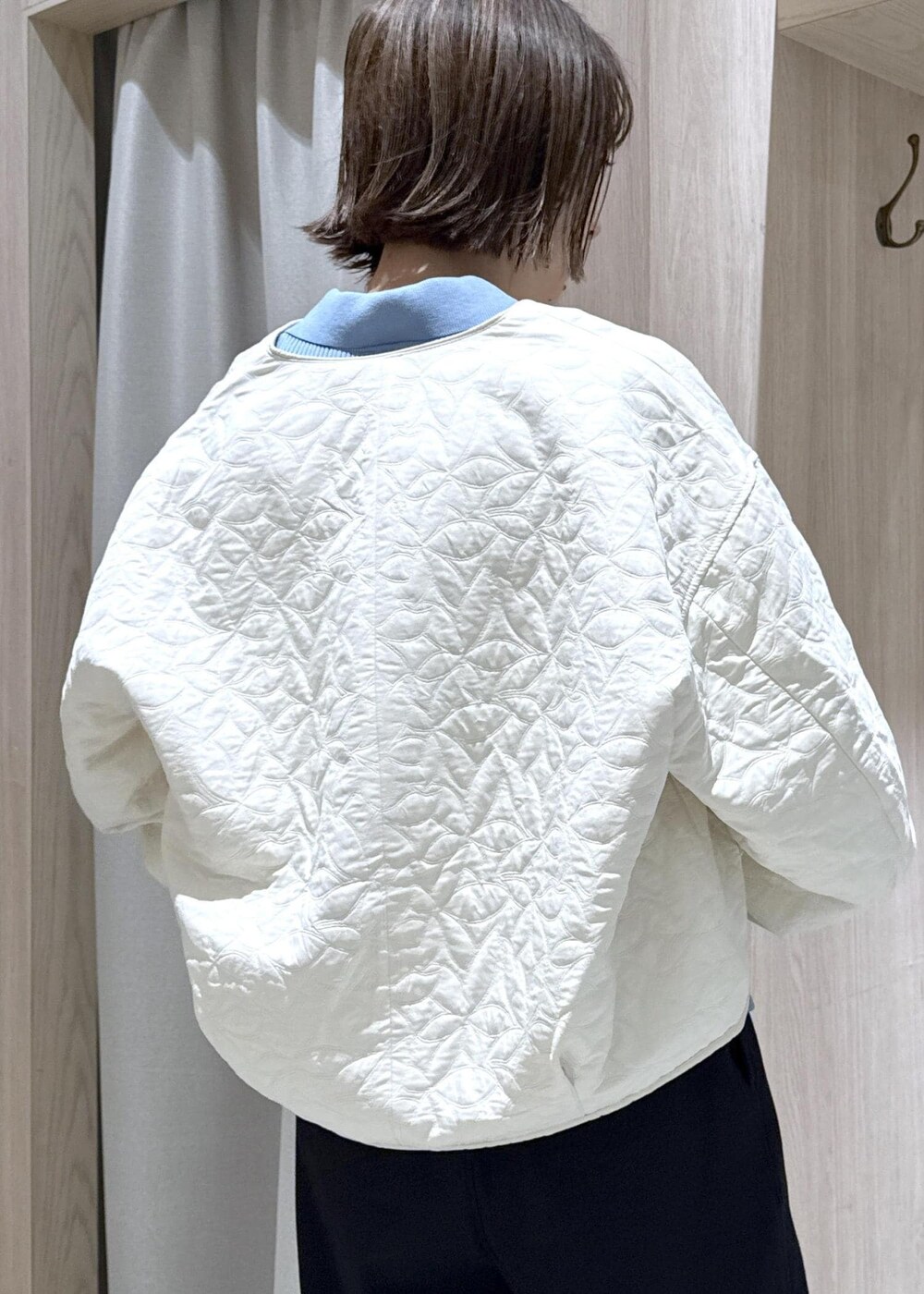 ブラック系のスラックス、ブラック系のショルダーバッグ、ブルー系のカーディガン/ボレロを着用したレディースの秋コーディネートの8枚目の写真