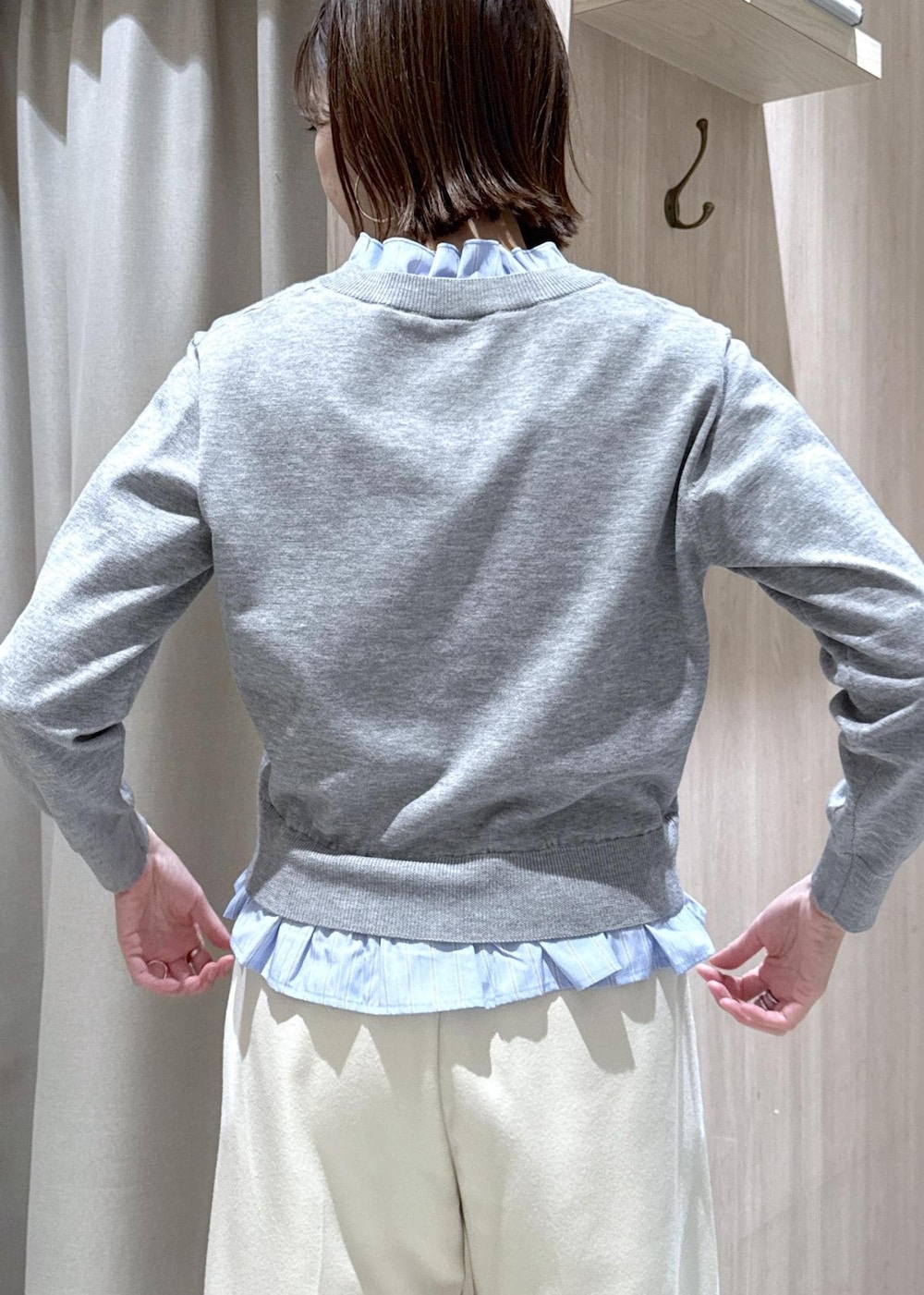 ホワイト系のショルダーバッグ、ホワイト系のパンプス、ホワイト系のダウンジャケット/コートを着用したレディースの冬コーディネートの8枚目の写真