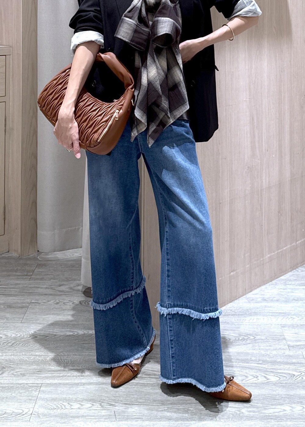 ブルー系のデニムパンツ、ブラック系のシャツ/ブラウス、イエロー系のパンプスを着用したレディースの秋コーディネートの6枚目の写真