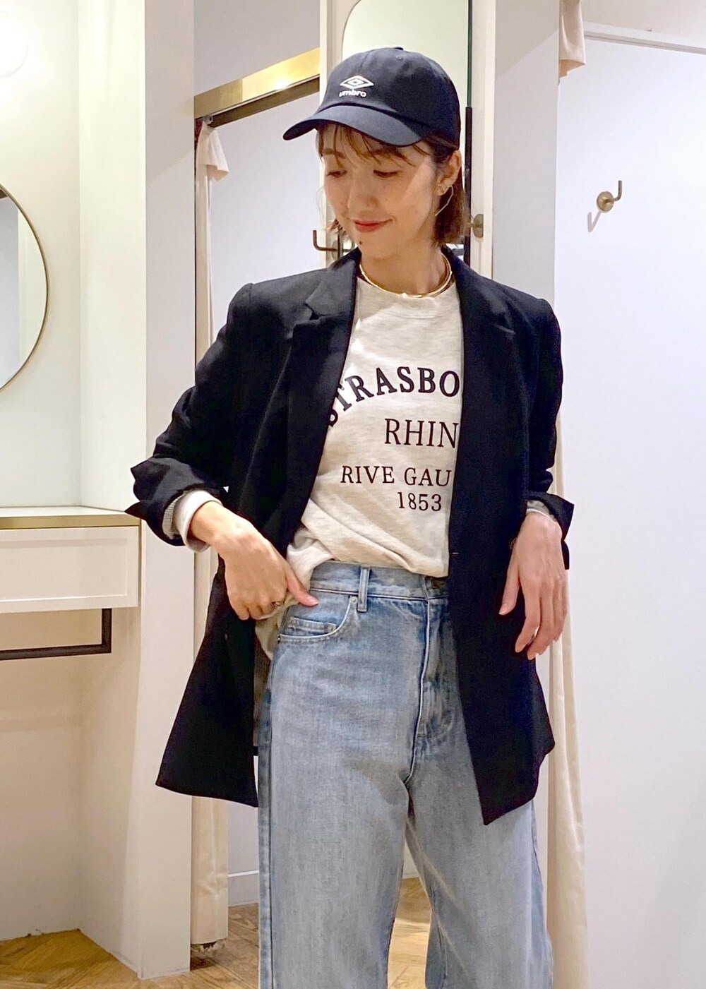 ブラック系のバレエシューズ、ホワイト系のスウェット、ブラック系のテーラードジャケットを着用したレディースの秋コーディネートの6枚目の写真