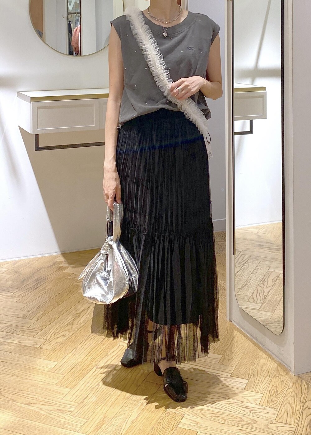 「シアー、チュール、キレイめカジュアル、高身長コーディネート、グレー、Tシャツ、カットソー、夏コーデ、大人カジュアル、スカートスタイル、ワントーンコーデ、モノトーンコーデ、カジュアルコーデ、シンプルコーデ、VIS」｜「Juzeのクローズトゥサンダル（サンダル、ブラック系）」を使った、eric08さん（レディース・166cm）の夏コーディネートの4枚目の写真
