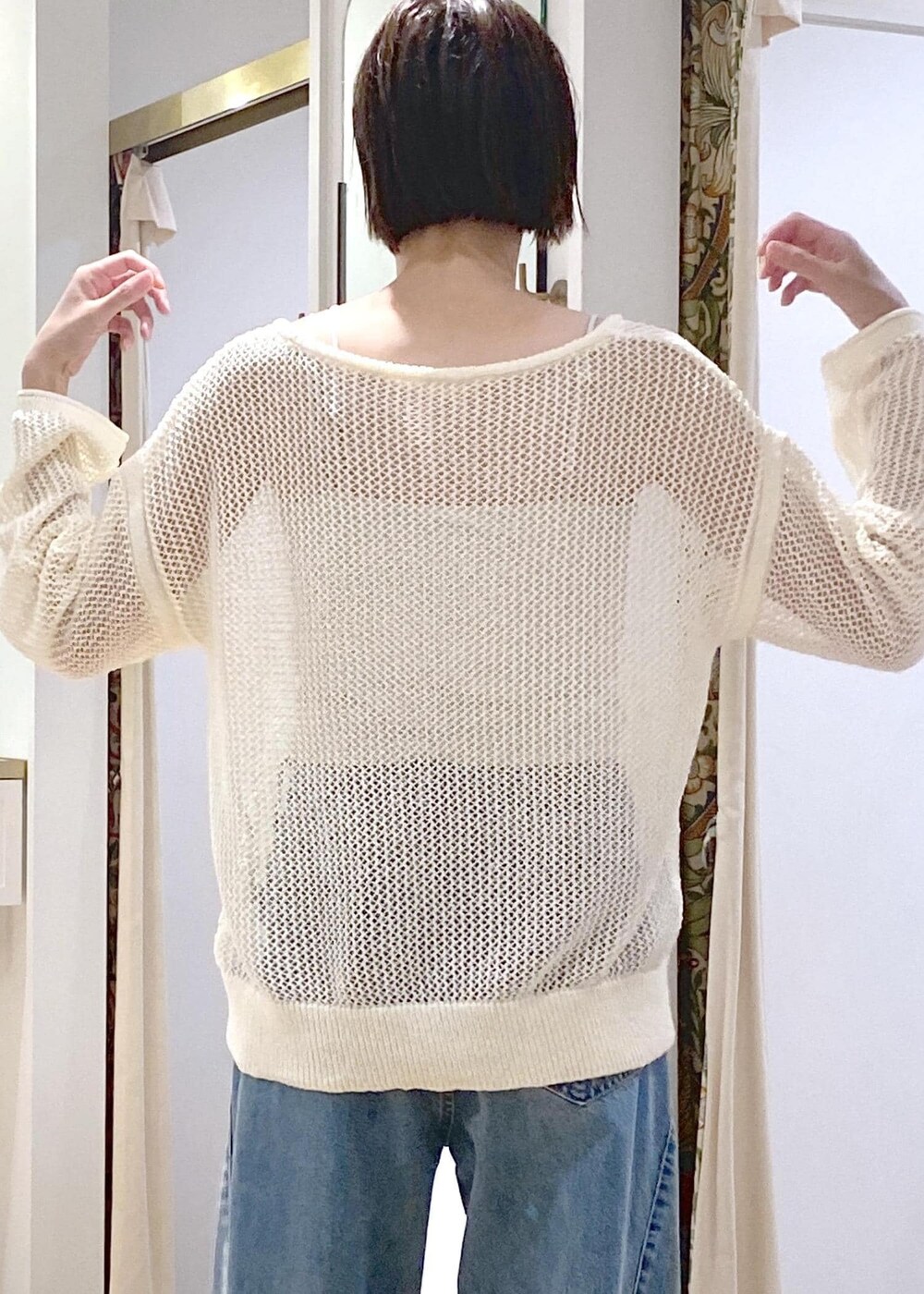 シルバー系のパンプス、シルバー系のトートバッグ、ブルー系のデニムパンツを着用したレディースの夏コーディネートの5枚目の写真