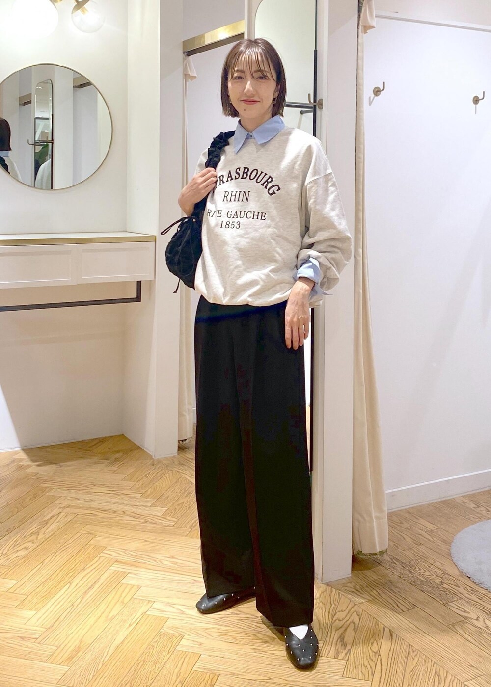 ブルー系のシャツ/ブラウス、ブラック系のバレエシューズ、ブラック系のショルダーバッグを着用したレディースの秋コーディネートの8枚目の写真