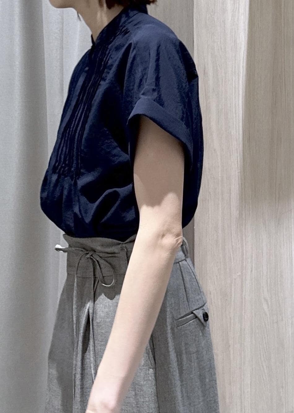ブラック系のハンドバッグ、グレー系のその他パンツ、ブラック系のパンプスを着用したレディースの春コーディネートの9枚目の写真