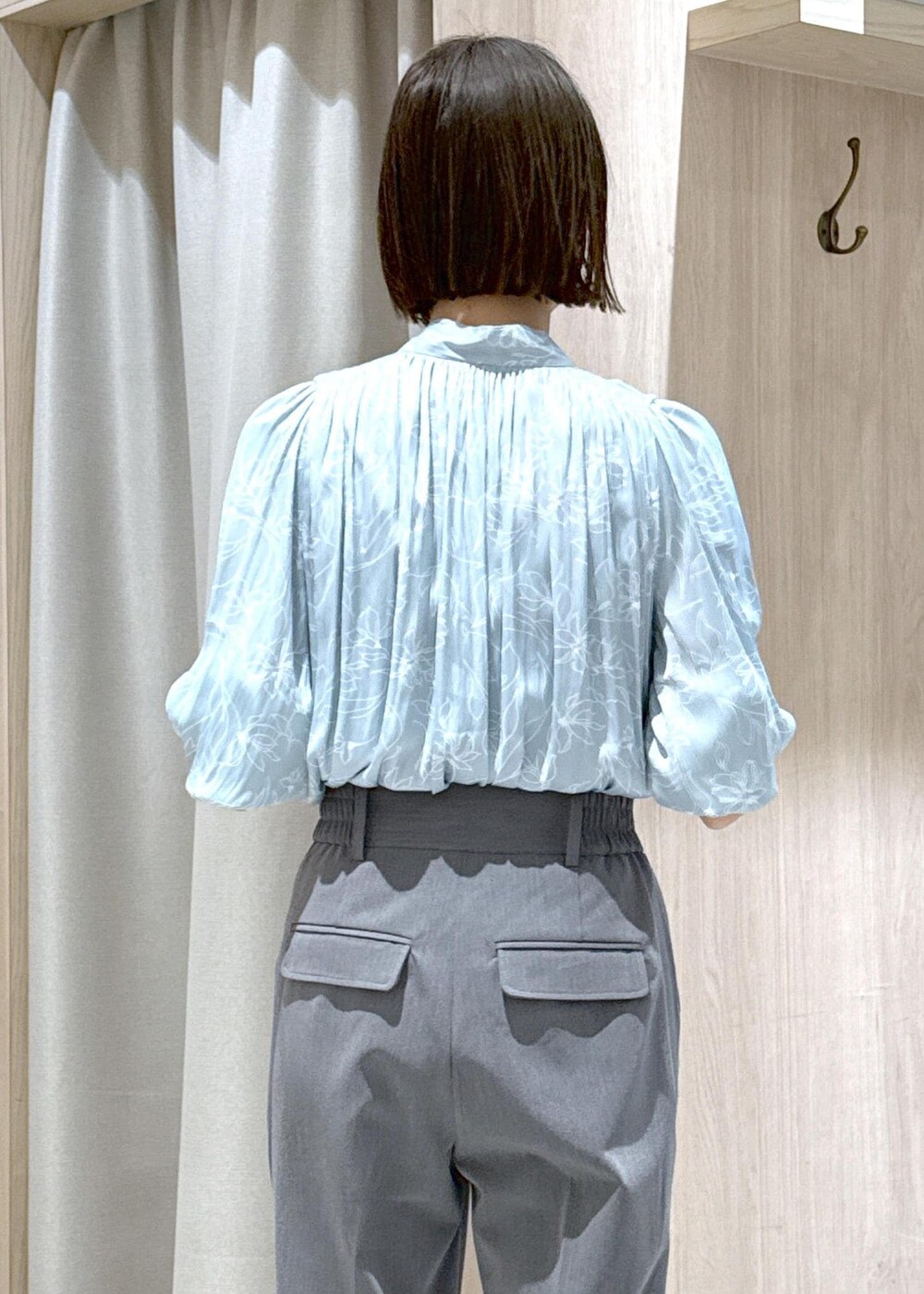 ブルー系のシャツ/ブラウス、グレー系のトートバッグ、ブラック系のローファーを着用したレディースの春コーディネートの8枚目の写真