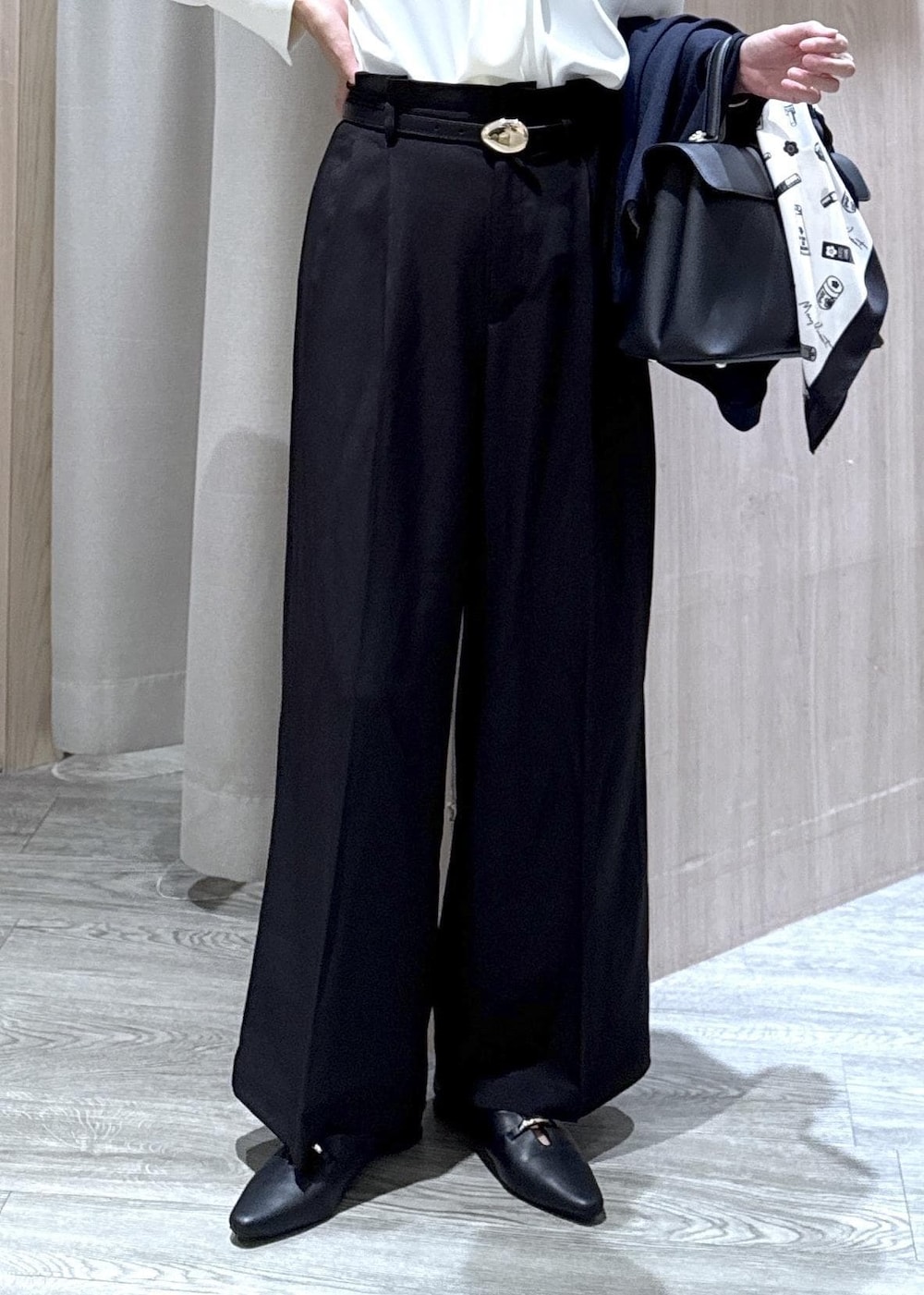 ブラック系のハンドバッグ、ブラック系のその他パンツ、ブラック系のパンプスを着用したレディースの秋コーディネートの7枚目の写真
