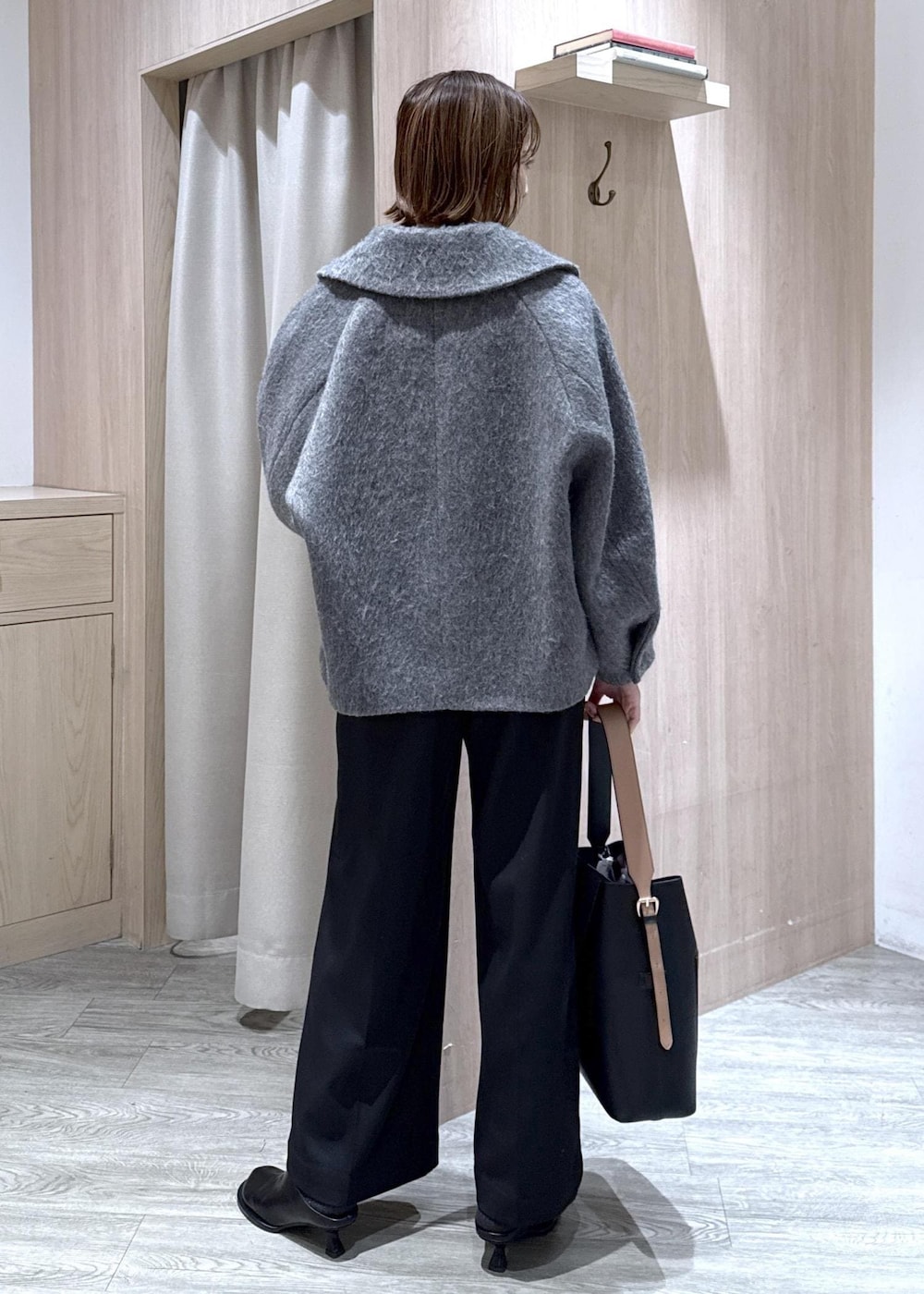 ブラック系のトートバッグ、グレー系のブルゾン、ブラック系のその他パンツを着用したレディースの秋コーディネートの8枚目の写真