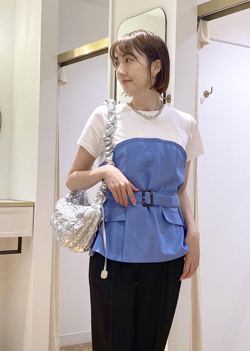 ホワイト系のサンダル、ホワイト系のキャミソール、ブルー系のTシャツ/カットソーを着用したレディースの春コーディネートの3枚目の写真