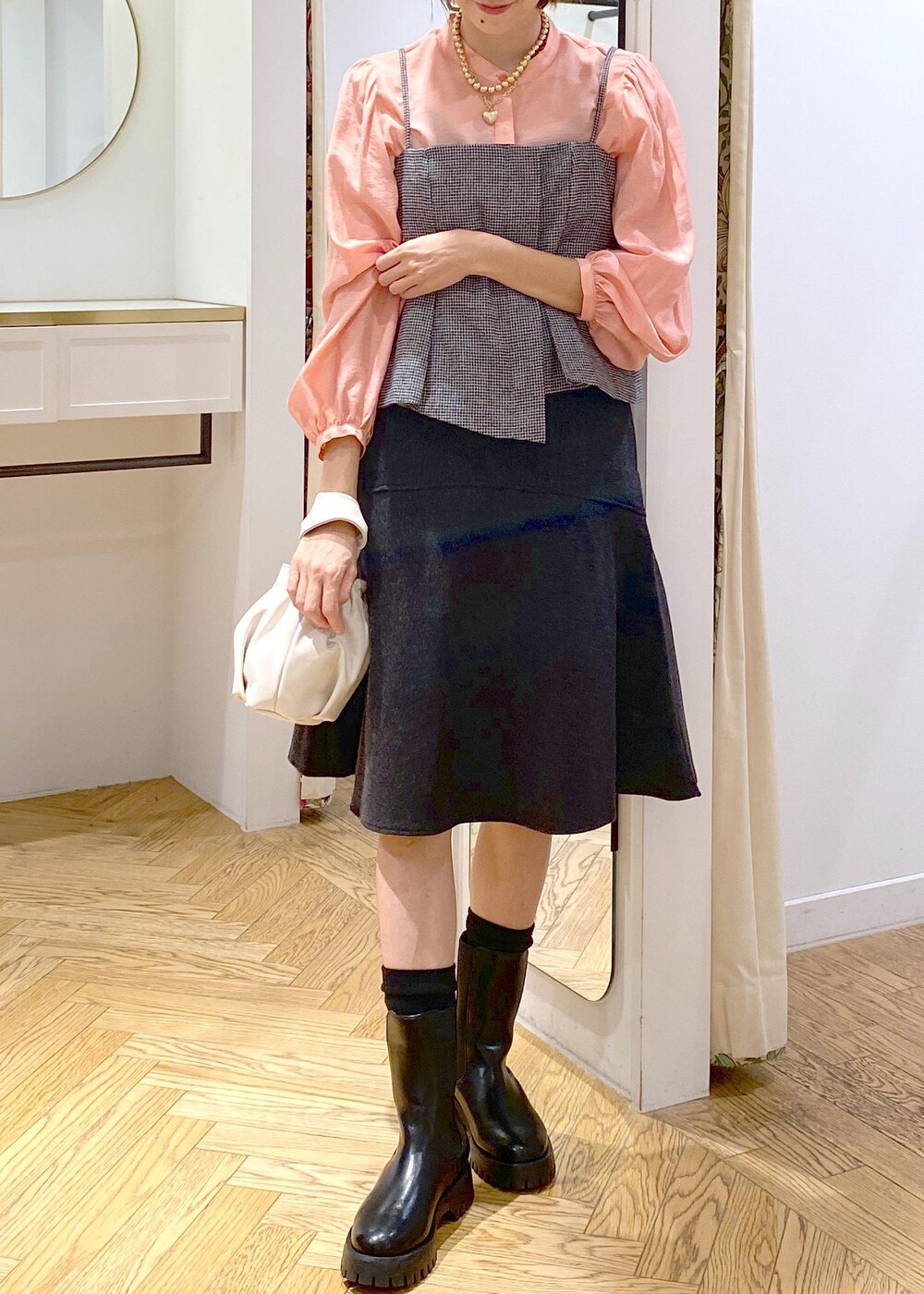 ホワイト系のハンドバッグ、ピンク系のシャツ/ブラウス、ブラック系のワンピースを着用したレディースの秋コーディネートの5枚目の写真