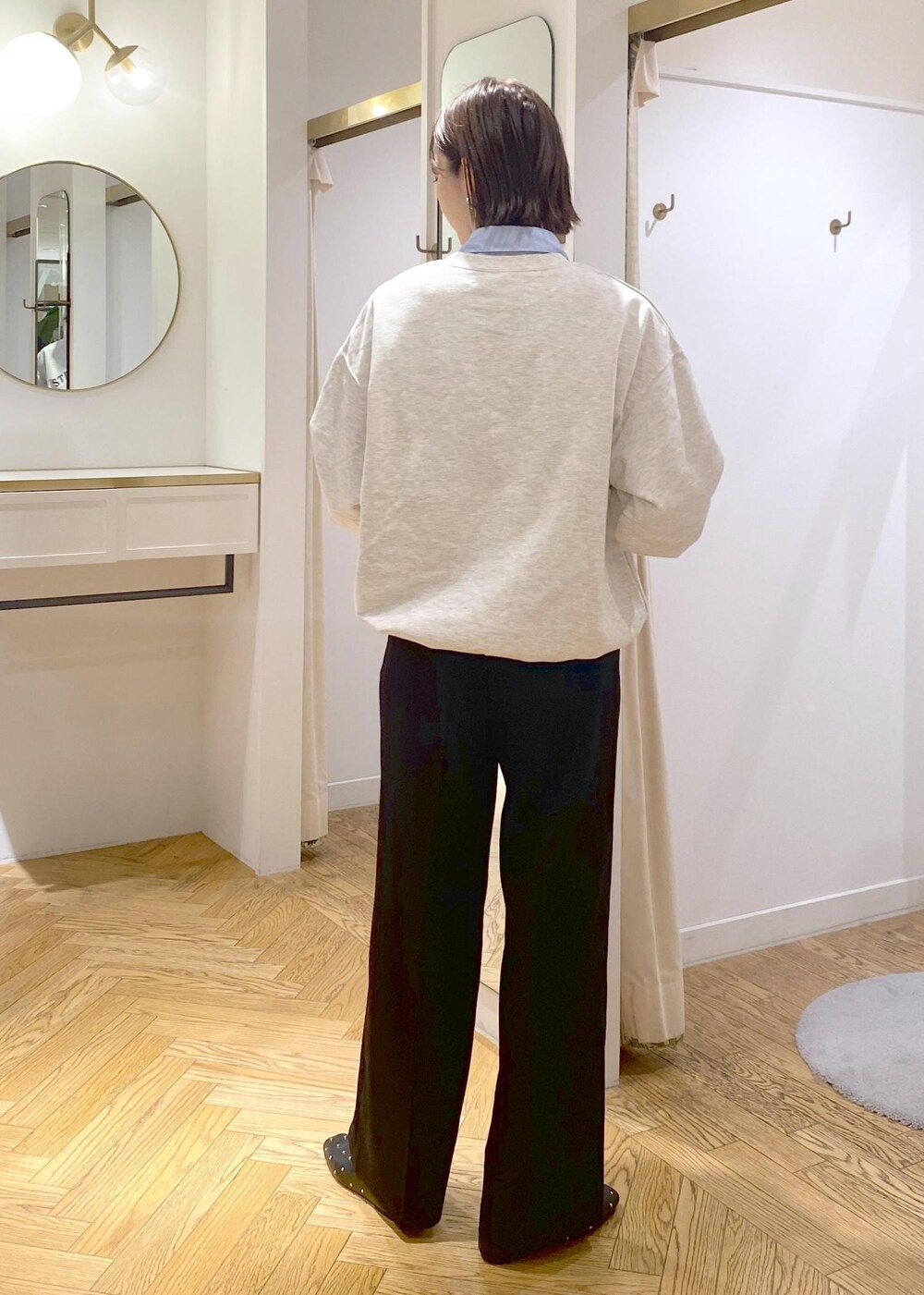 ブルー系のシャツ/ブラウス、ブラック系のバレエシューズ、ブラック系のショルダーバッグを着用したレディースの秋コーディネートの6枚目の写真