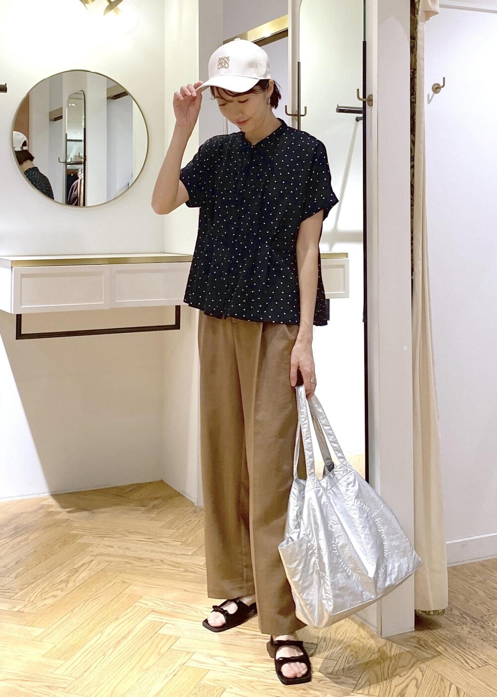 ブラック系のサンダル、ブラック系のシャツ/ブラウス、シルバー系のトートバッグを着用したレディースの夏コーディネートの4枚目の写真