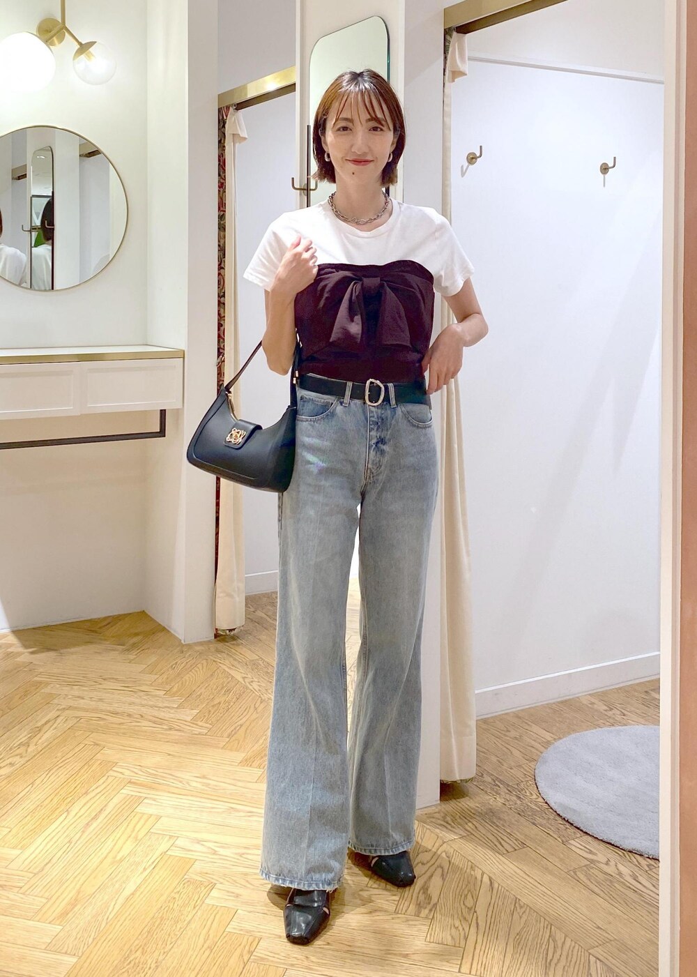 ブラック系のサンダル、ブラウン系のTシャツ/カットソー、ブルー系のデニムパンツを着用したレディースの夏コーディネートの4枚目の写真