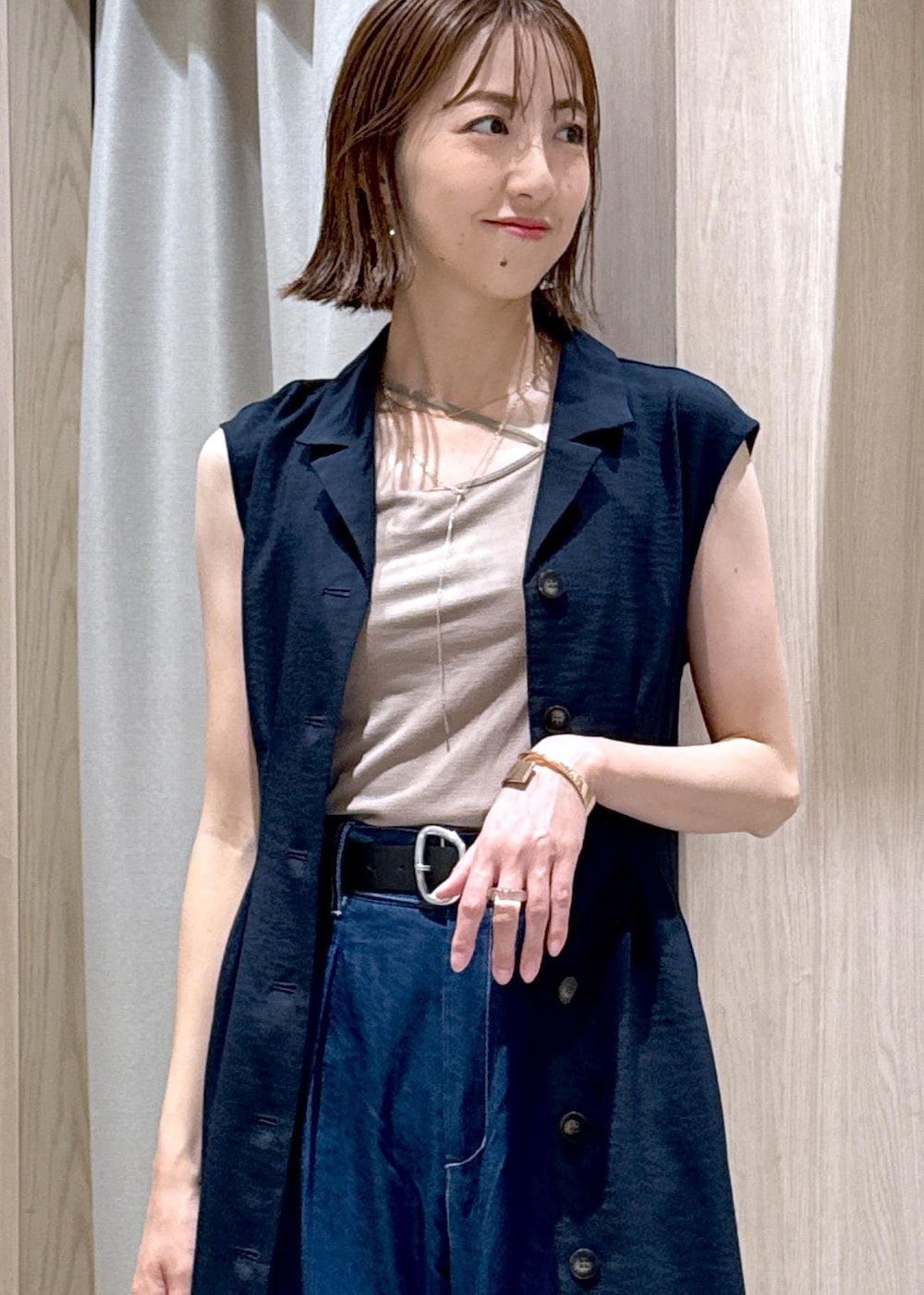 ベージュ系のキャミソール、ブルー系のデニムパンツ、ブルー系のワンピースを着用したレディースの夏コーディネートの9枚目の写真