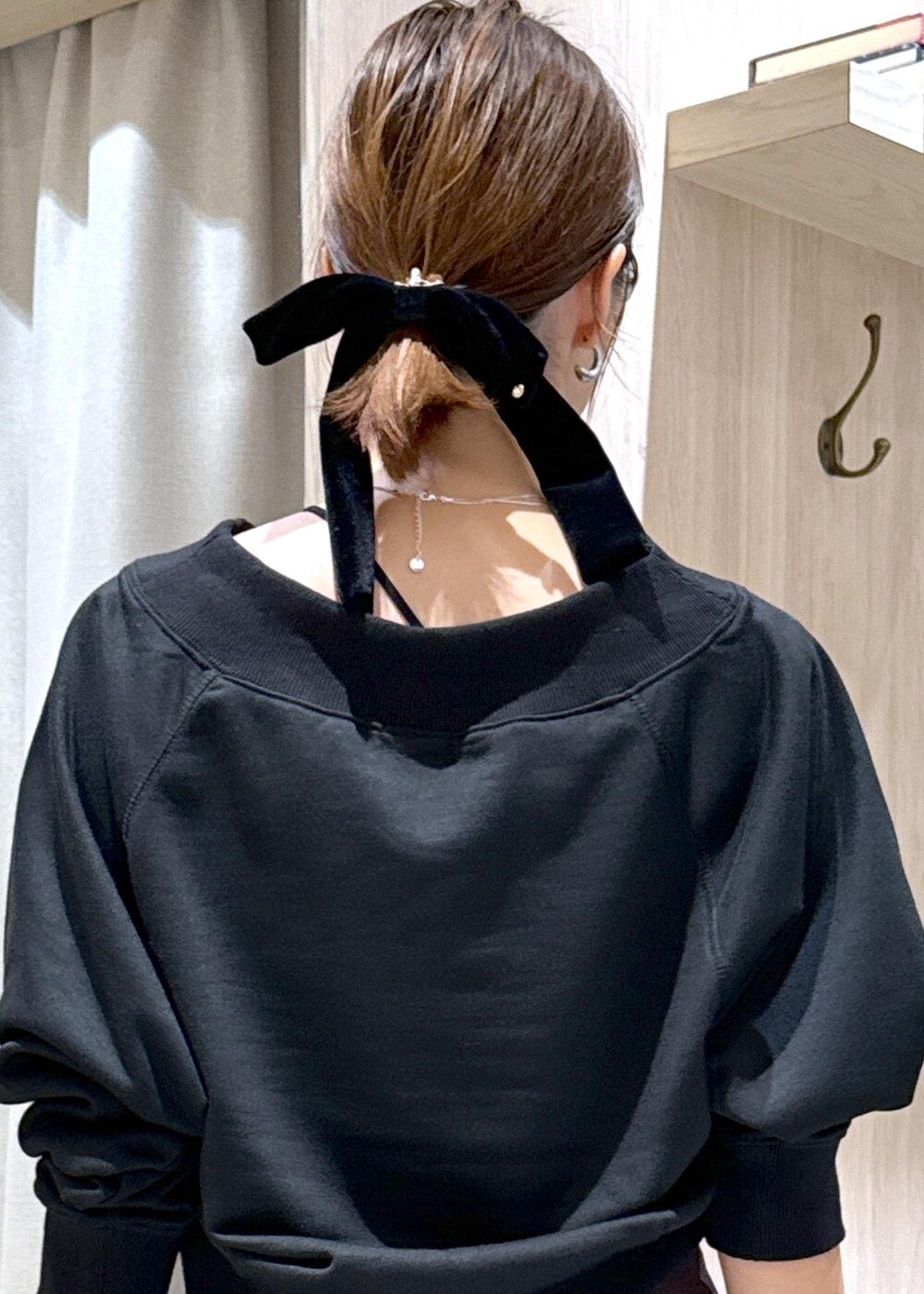 ブラック系のキャミソール、ブラウン系のスカート、ブラック系のブーツを着用したレディースの秋コーディネートの8枚目の写真