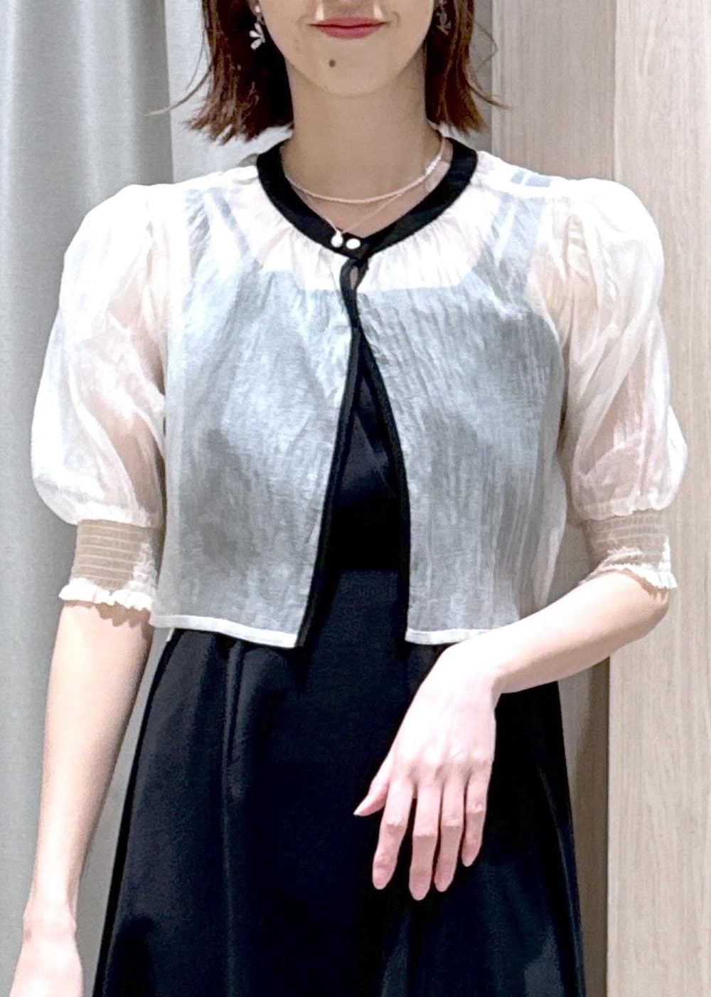 ブラック系のパンプス、ブラック系のハンドバッグ、ブラック系のワンピースを着用したレディースの春コーディネートの8枚目の写真