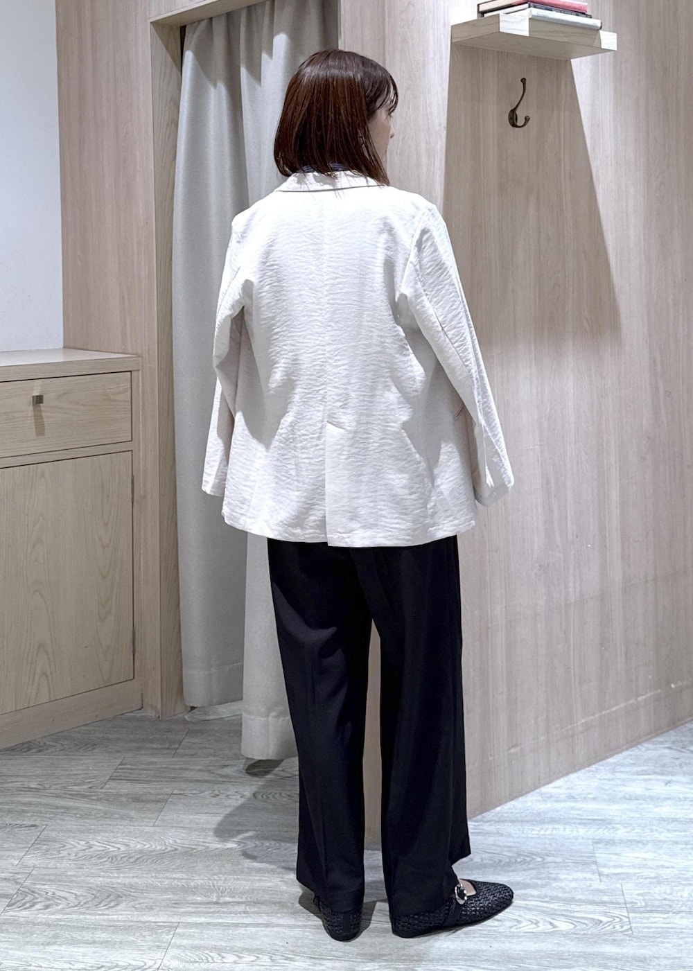 ブラック系のパンプス、グレー系のカーディガン/ボレロ、ブラック系のその他パンツを着用したレディースの夏コーディネートの5枚目の写真