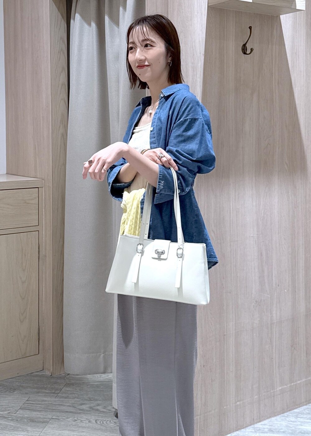 グレー系のその他パンツ、イエロー系のカーディガン/ボレロ、ブルー系のシャツ/ブラウスを着用したレディースの春コーディネートの7枚目の写真