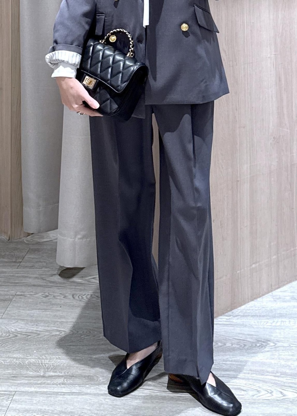 ブラック系のショルダーバッグ、グレー系のその他パンツ、グレー系のテーラードジャケットを着用したレディースの冬コーディネートの4枚目の写真