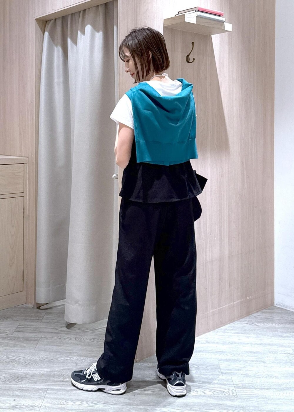 ブルー系のカーディガン/ボレロ、ブラック系のTシャツ/カットソー、ブラック系のスラックスを着用したレディースの春コーディネートの3枚目の写真