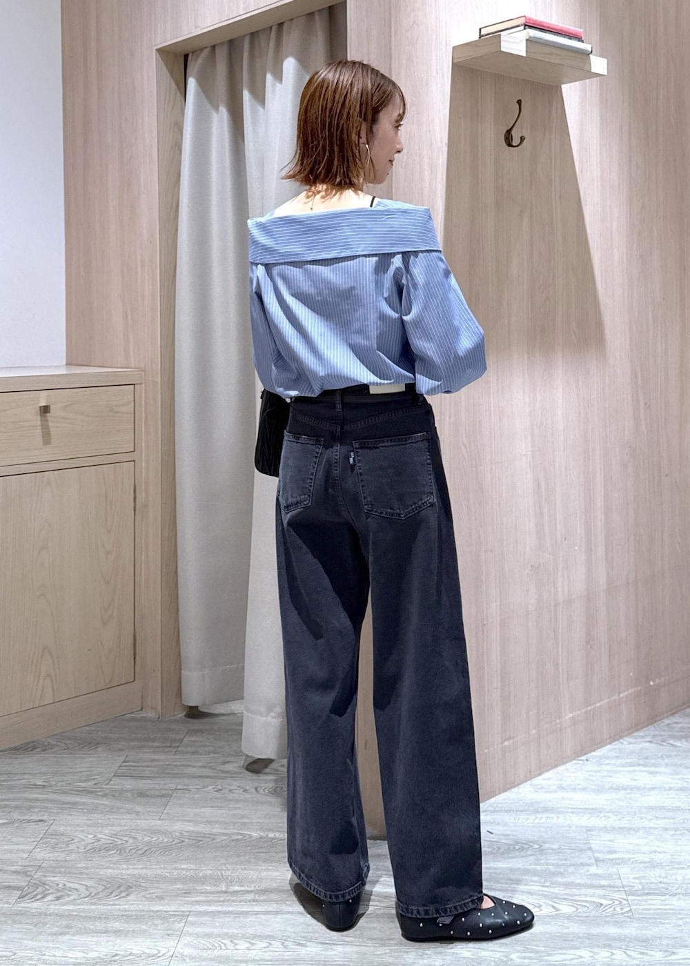 ブラック系のキャミソール、ブルー系のシャツ/ブラウス、グレー系のデニムパンツを着用したレディースの秋コーディネートの4枚目の写真