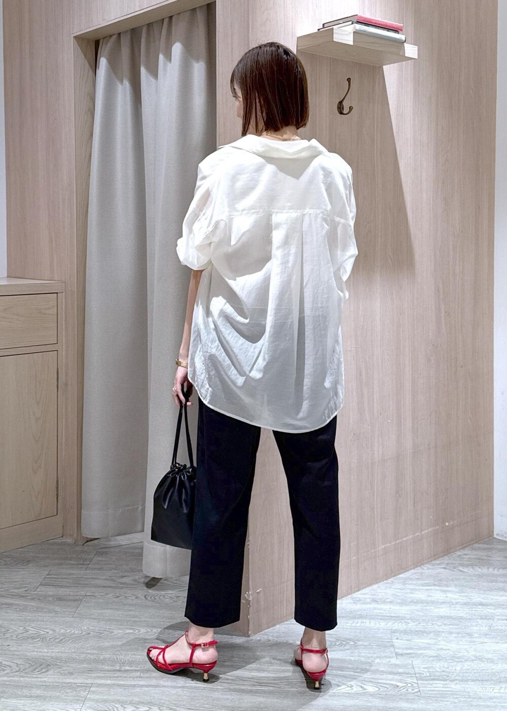 レッド系のサンダル、ホワイト系のシャツ/ブラウス、ホワイト系のTシャツ/カットソーを着用したレディースの春コーディネートの3枚目の写真