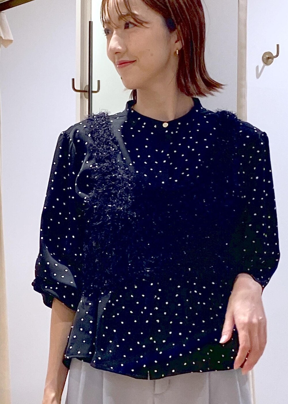 ブラック系のショルダーバッグ、ブラック系のバレエシューズ、ブラック系のキャミソールを着用したレディースの秋コーディネートの7枚目の写真