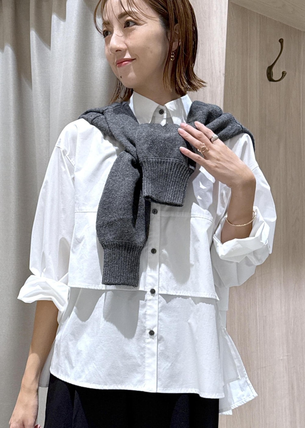 ブラウン系のトートバッグ、ホワイト系のシャツ/ブラウス、ブラック系のスラックスを着用したレディースの秋コーディネートの8枚目の写真