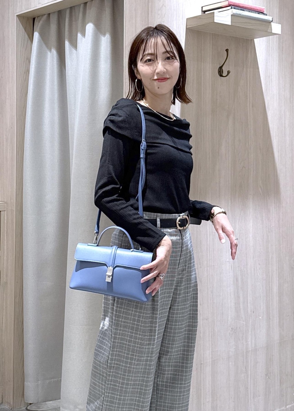 グレー系のその他パンツ、ブルー系のショルダーバッグ、ブラック系のTシャツ/カットソーを着用したレディースの夏コーディネートの6枚目の写真