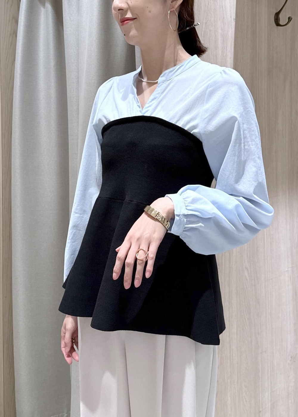 ブラウン系のトートバッグ、ベージュ系のその他パンツ、ブラック系のシャツ/ブラウスを着用したレディースの春コーディネートの7枚目の写真