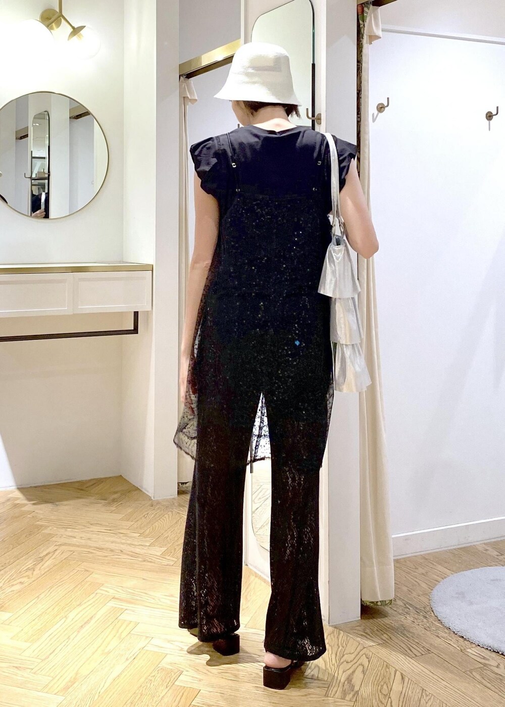 ブラック系のサンダル、シルバー系のトートバッグ、ブラック系のその他パンツを着用したレディースの夏コーディネートの3枚目の写真