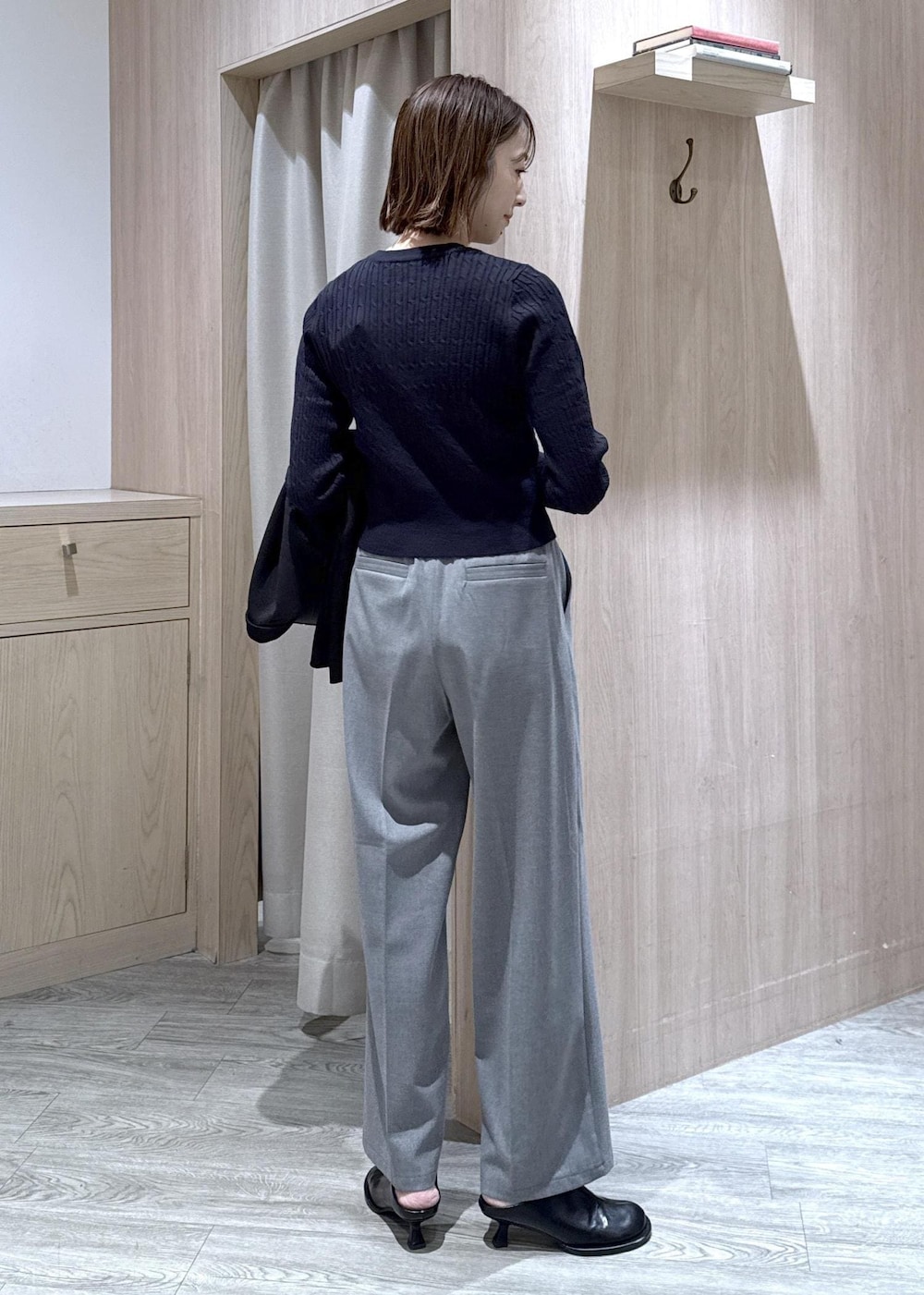 ブラック系のハンドバッグ、ブラック系のテーラードジャケット、グレー系のその他パンツを着用したレディースの冬コーディネートの2枚目の写真