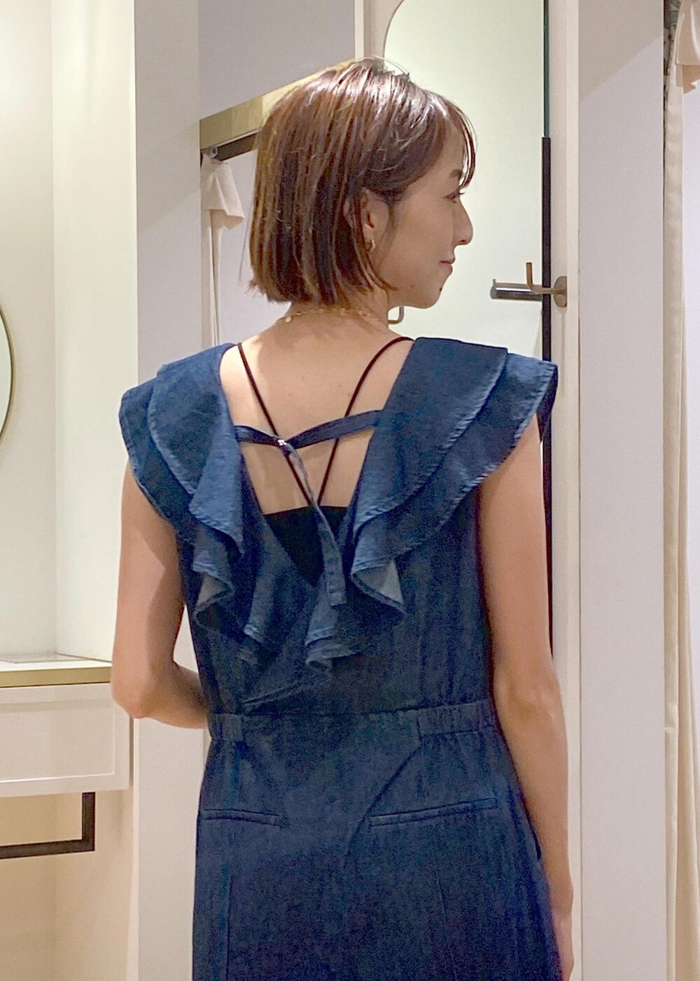 「楽ちん、サロペット、夏コーデ、デートコーデ、お出かけコーデ、旅行コーデ、フェスコーデ、推し活コーデ、女子会コーデ、大人カジュアル、体型カバー、カジュアルコーデ、シンプルコーデ、ベーシック、VIS」｜「VISのデザインチェーンチョーカーネックレス（ネックレス、ゴールド系）」を使った、eric08さん（レディース・166cm）の夏コーディネートの6枚目の写真