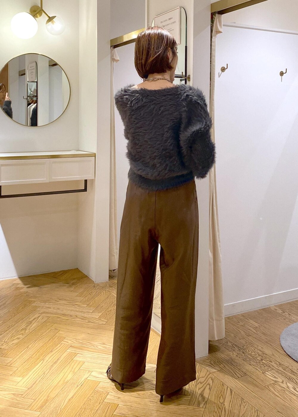 ブラック系のパンプス、グレー系のカーディガン/ボレロ、ブラウン系のピーコートを着用したレディースの冬コーディネートの8枚目の写真