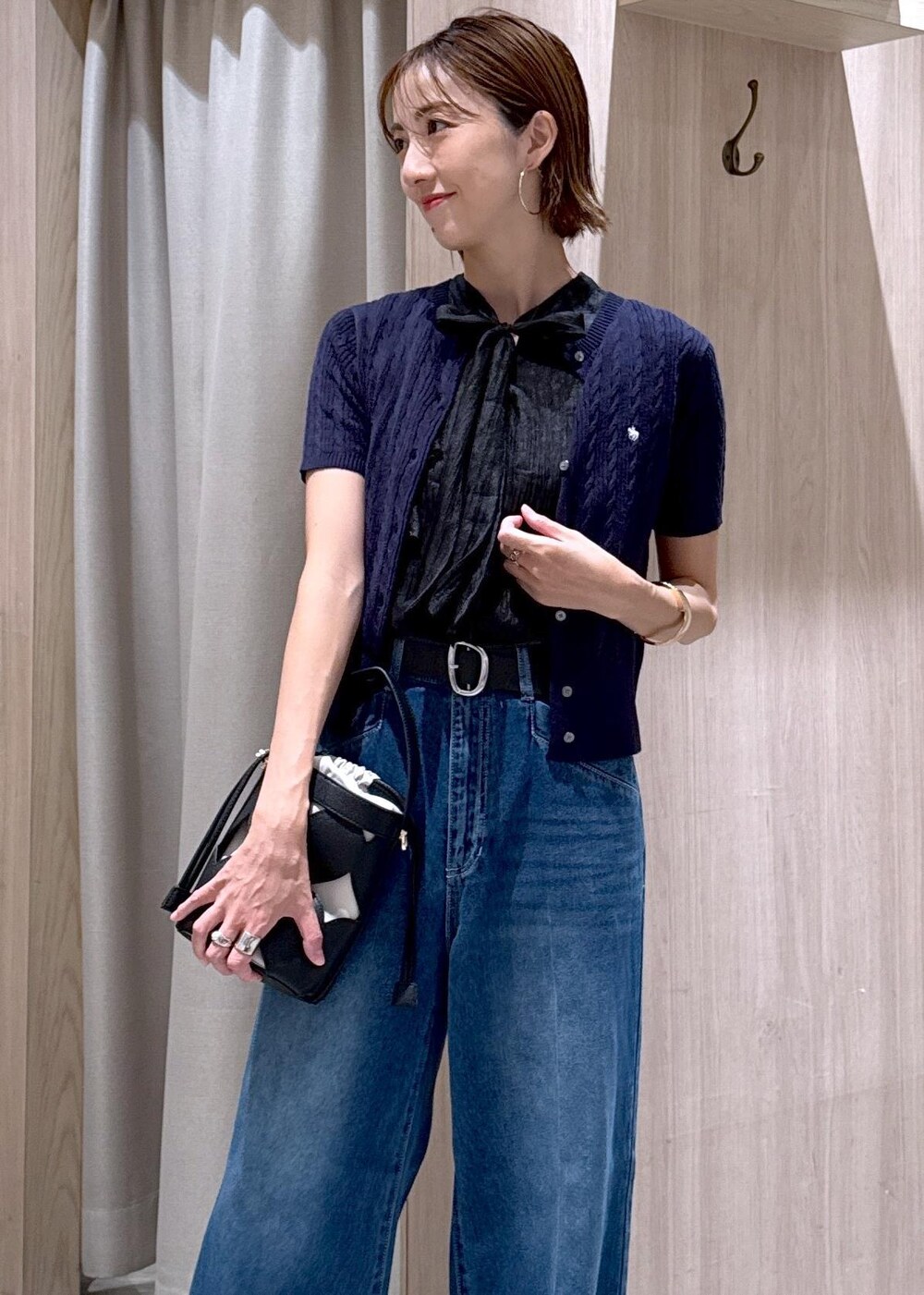 ブラック系のシャツ/ブラウス、ブルー系のカーディガン/ボレロ、ブラック系のハンドバッグを着用したレディースの夏コーディネートの6枚目の写真