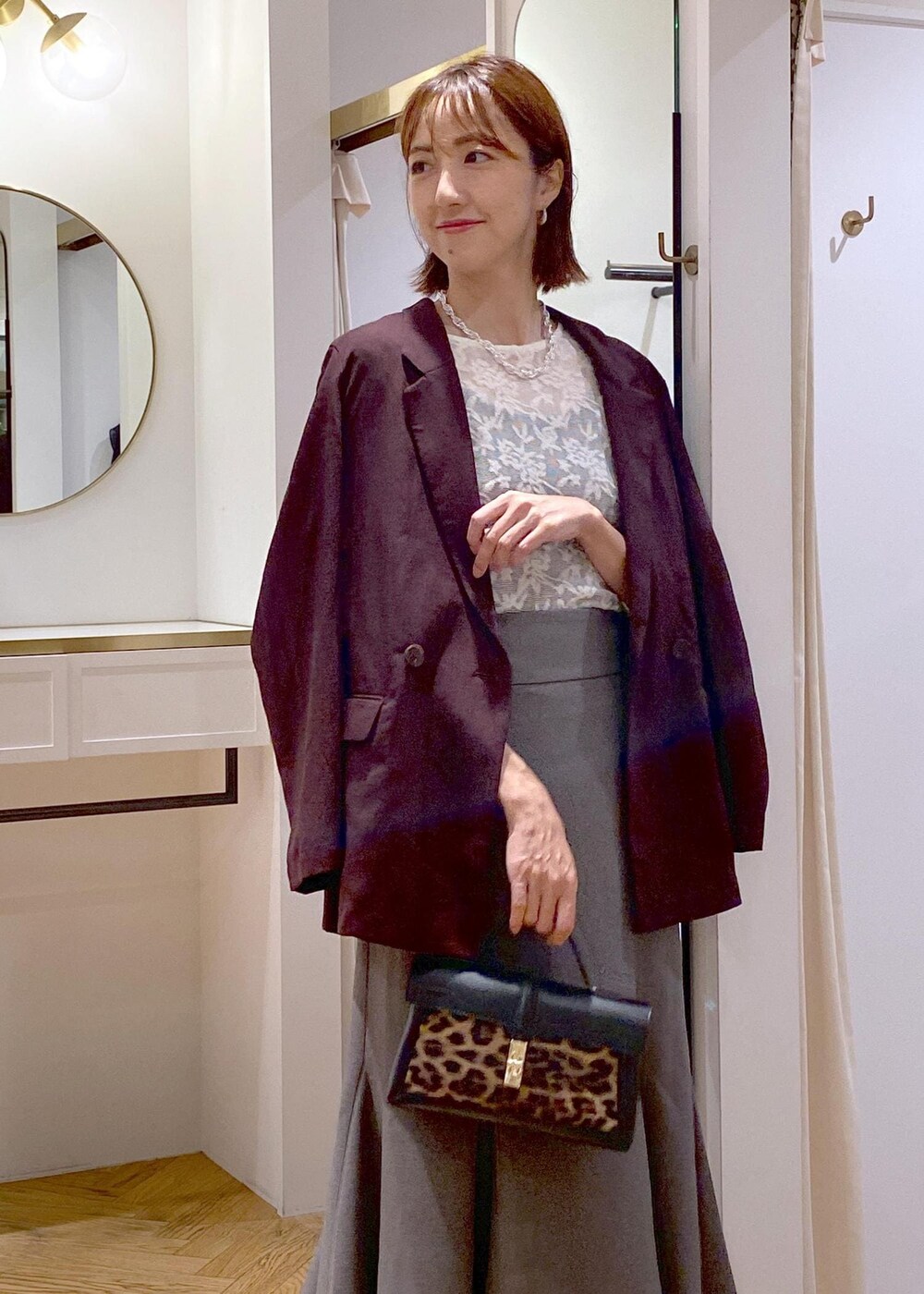 ブラック系のキャミソール、その他のショルダーバッグ、ブラック系のブーツを着用したレディースの秋コーディネートの9枚目の写真