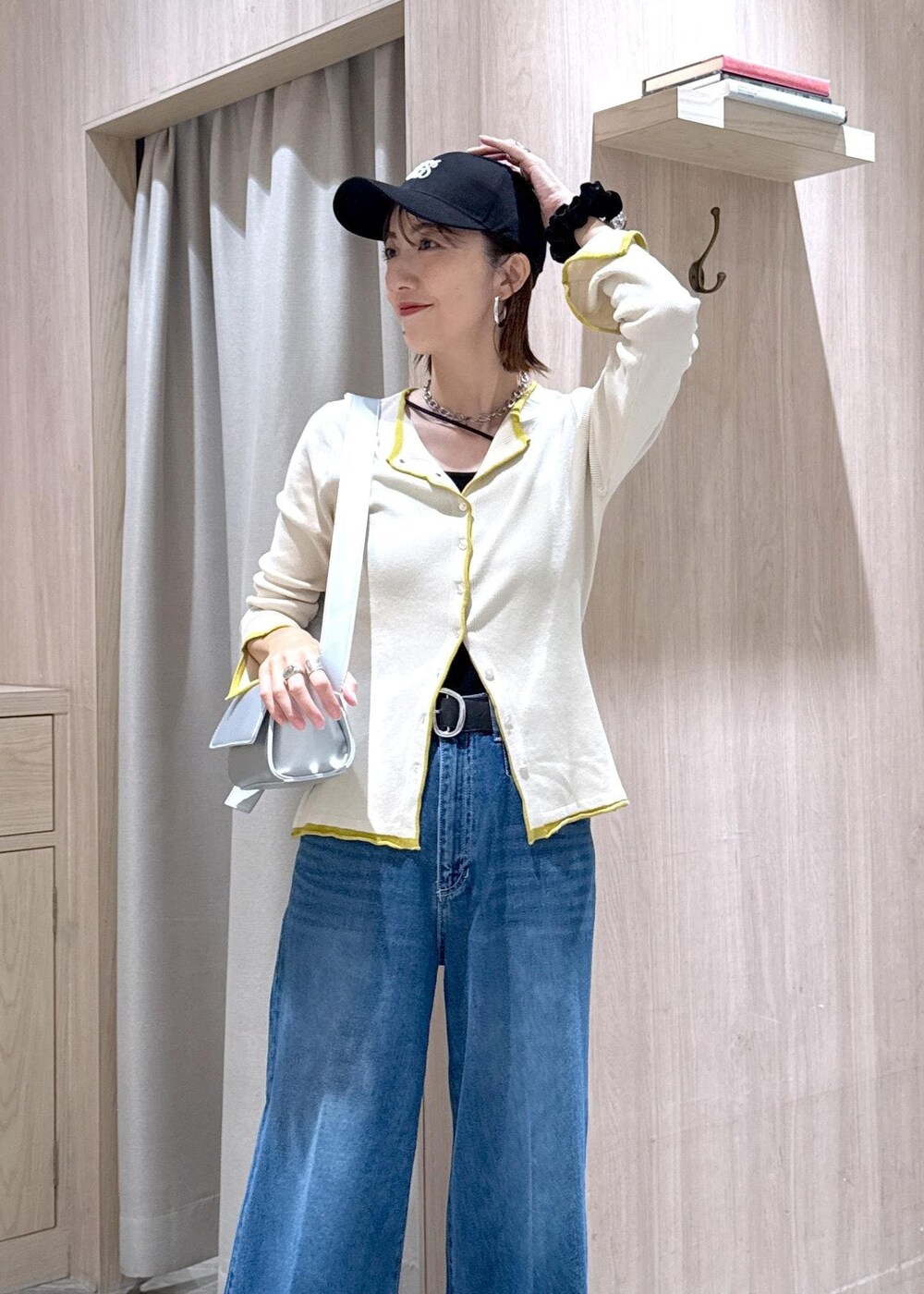 ブラック系のキャミソール、シルバー系のショルダーバッグ、ブラック系のパンプスを着用したレディースの秋コーディネートの5枚目の写真