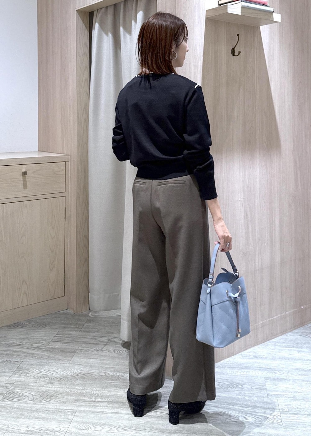 グリーン系のその他パンツ、ブラック系のパンプス、ブルー系のショルダーバッグを着用したレディースの秋コーディネートの2枚目の写真