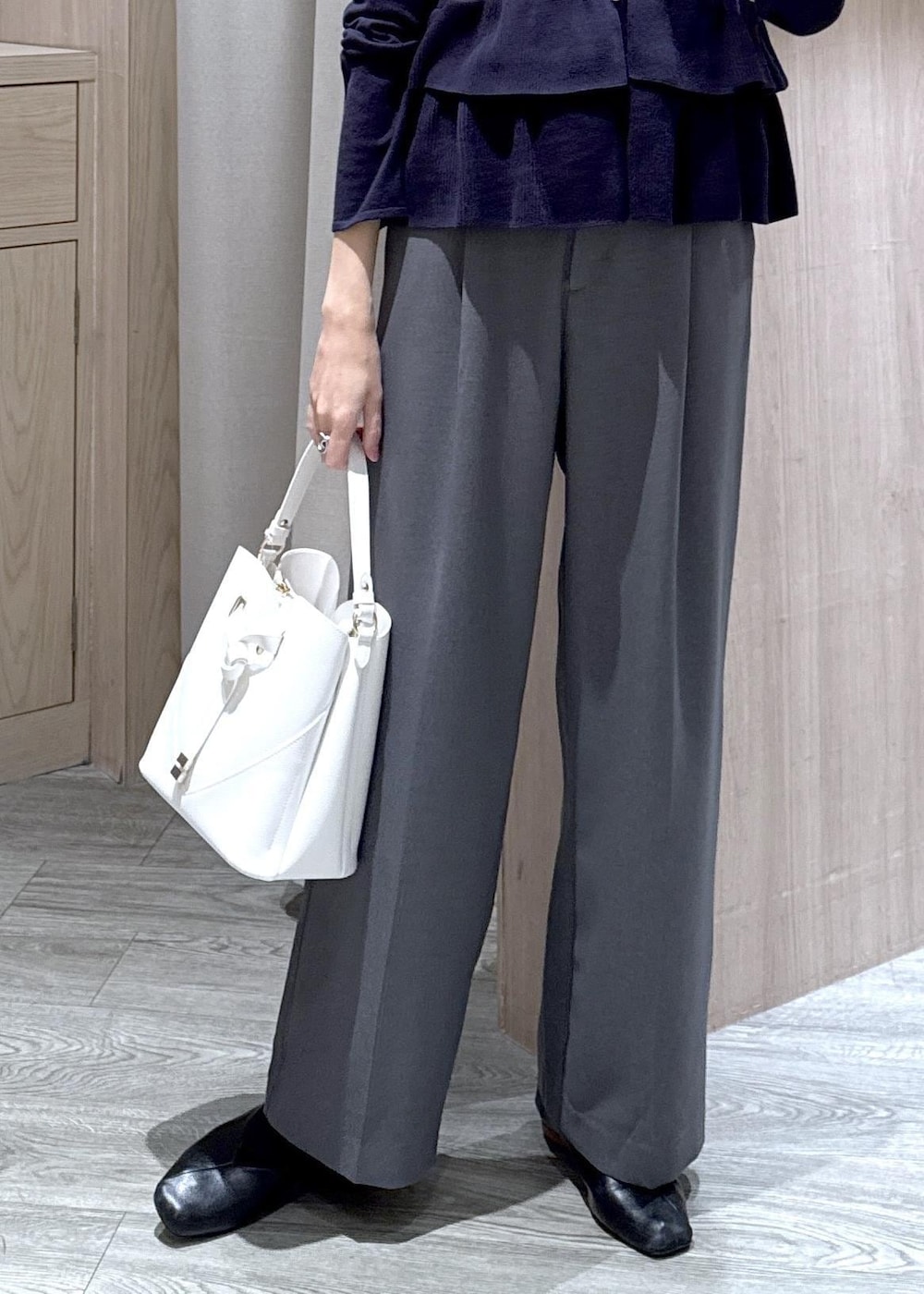 ホワイト系のショルダーバッグ、ブルー系のカーディガン/ボレロ、グレー系のその他アウターを着用したレディースの冬コーディネートの6枚目の写真