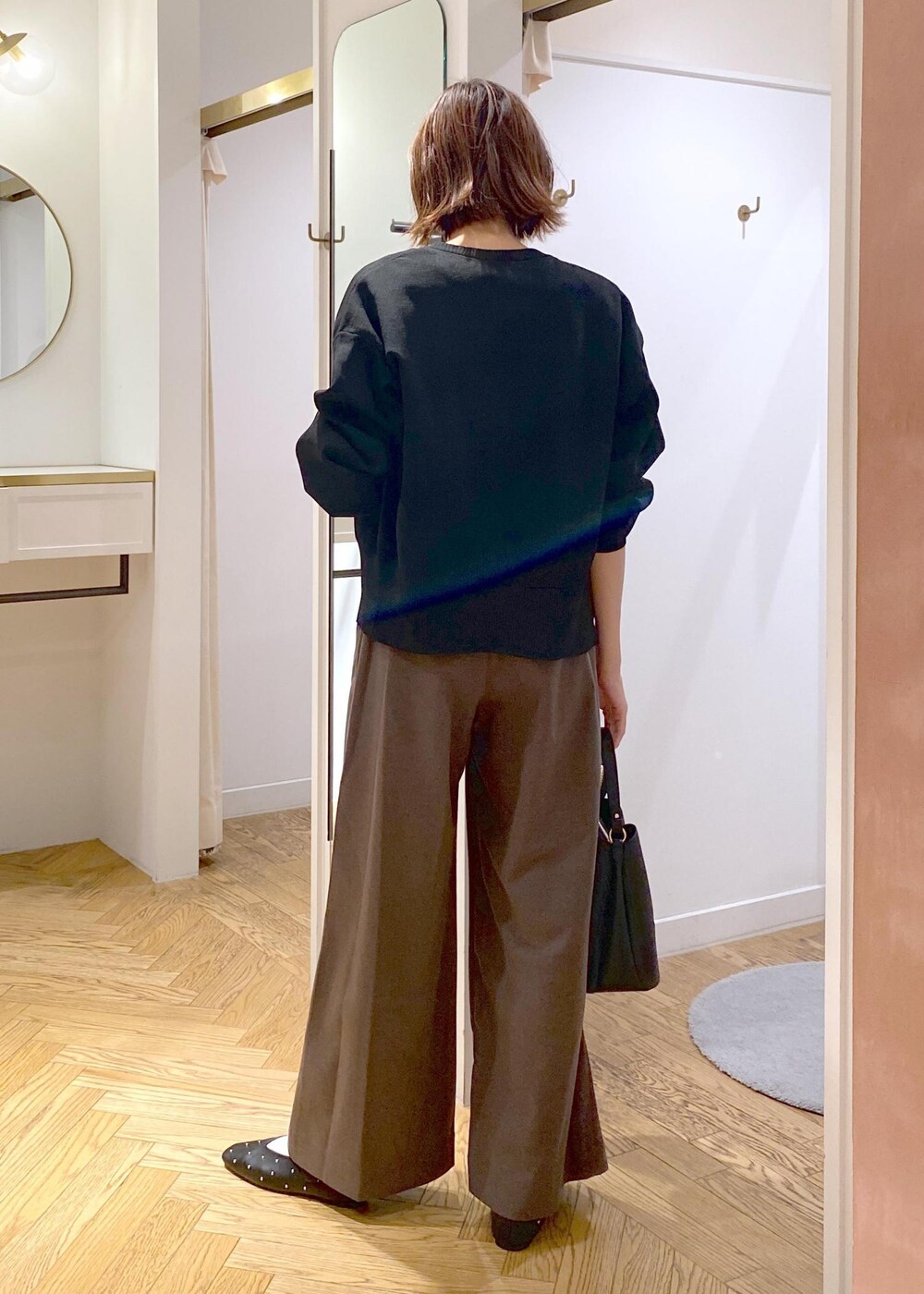 ホワイト系のシャツ/ブラウス、ブラック系のバレエシューズ、ブラック系のカーディガン/ボレロを着用したレディースの秋コーディネートの3枚目の写真