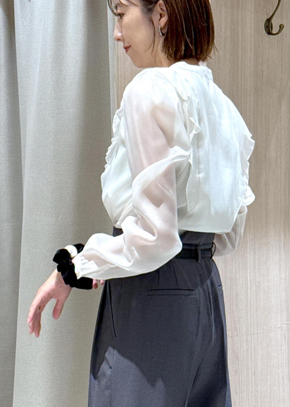 ブラック系のショルダーバッグ、グレー系のスラックス、ホワイト系のシャツ/ブラウスを着用したレディースの秋コーディネートの9枚目の写真