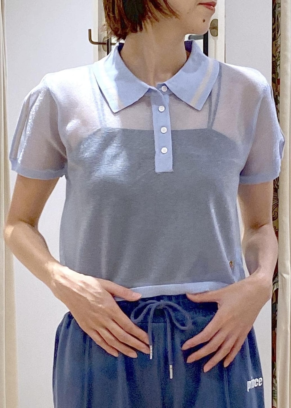 ブラック系のハンドバッグ、ブラック系のサンダル、ブラック系のキャミソールを着用したレディースの夏コーディネートの4枚目の写真